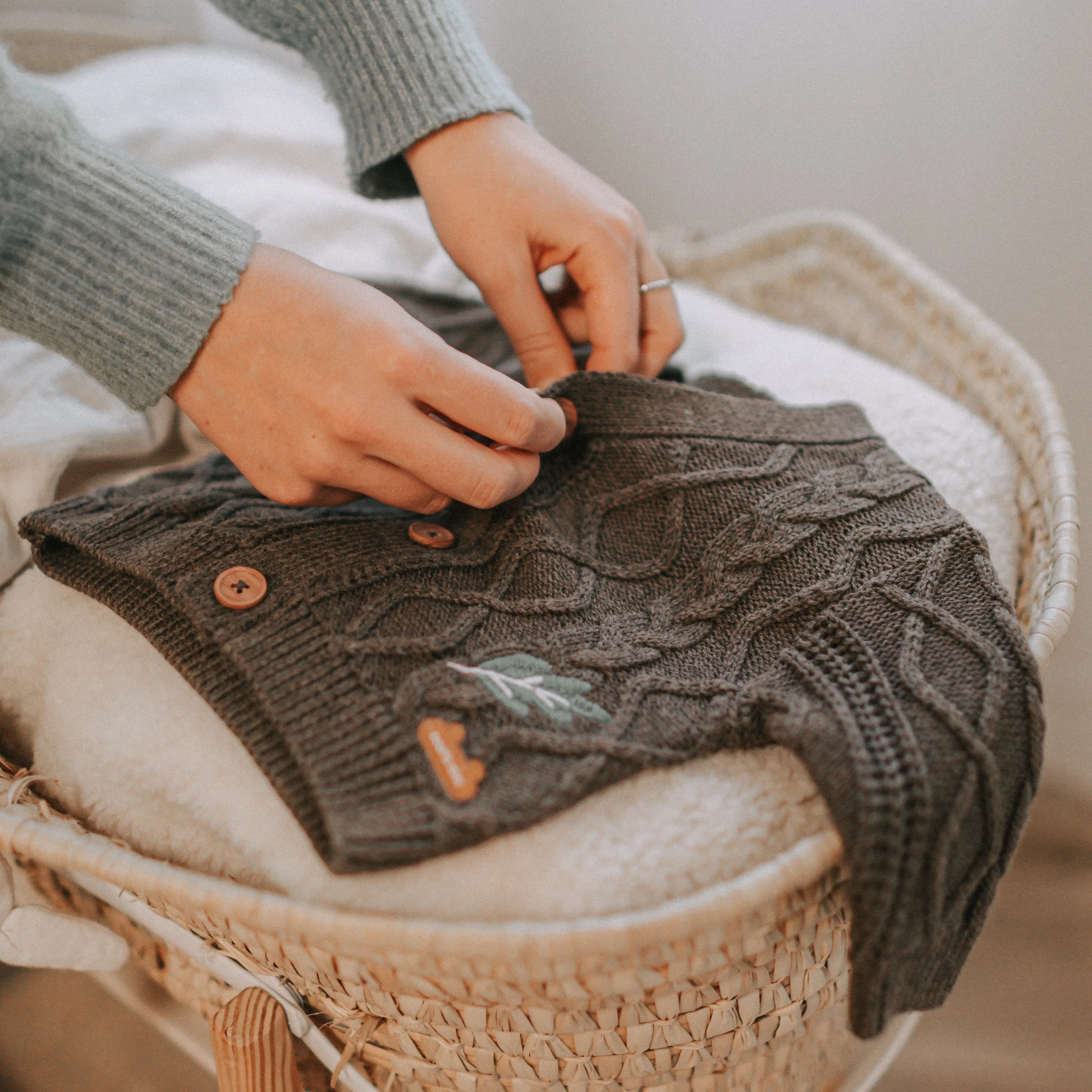 Cardigan brun en maille, naissance || Brown knitted cardigan, newborn