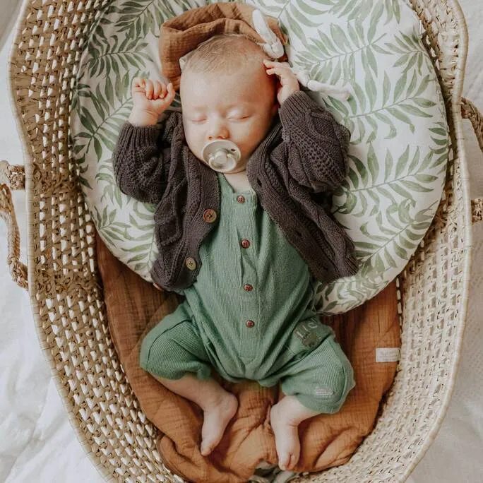 Cardigan brun en maille, naissance || Brown knitted cardigan, newborn