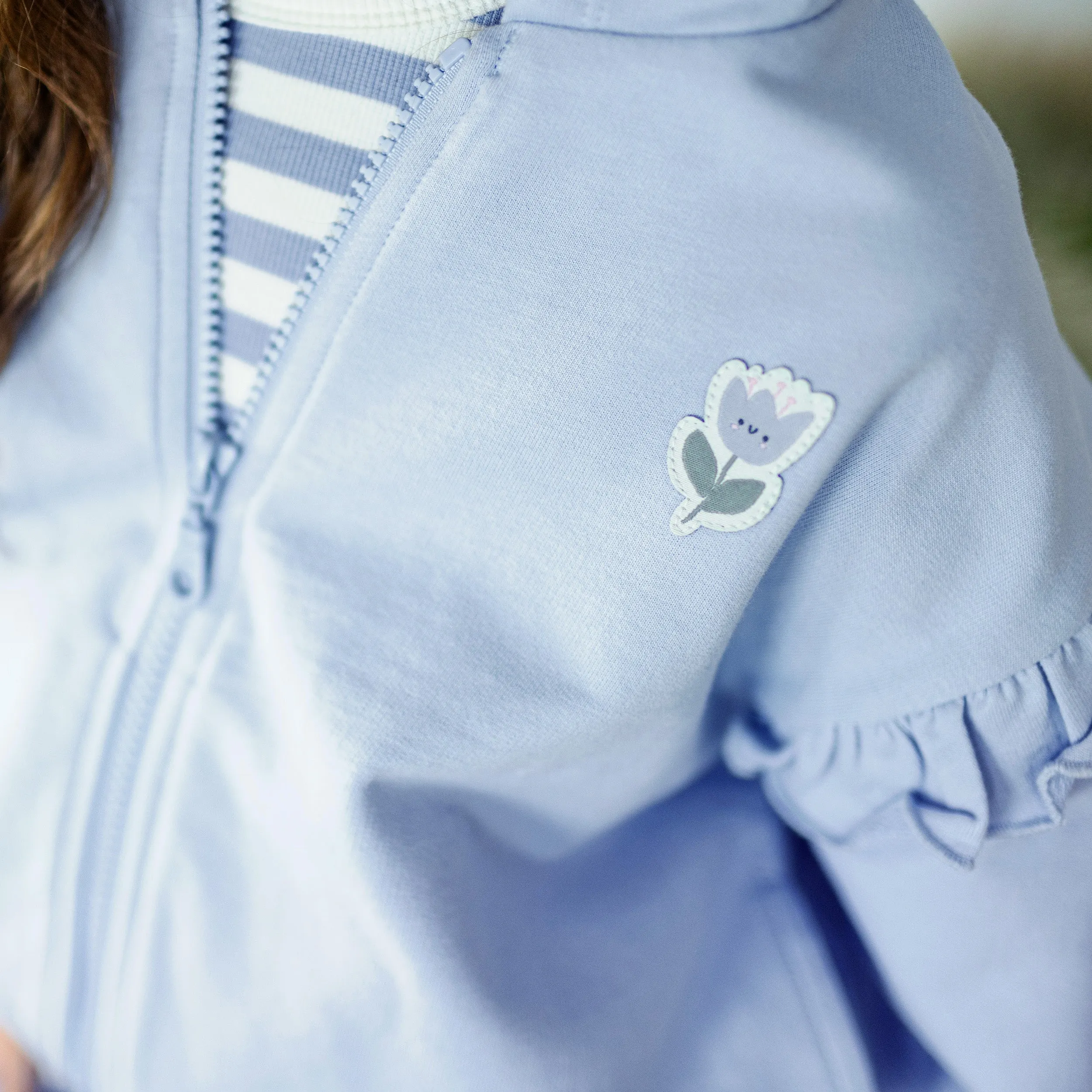 Chandail à capuchon bleu céleste avec motif de tulipe en coton français, enfant || Loose-fitting celestial blue sweater with tulip motif in french cotton, child