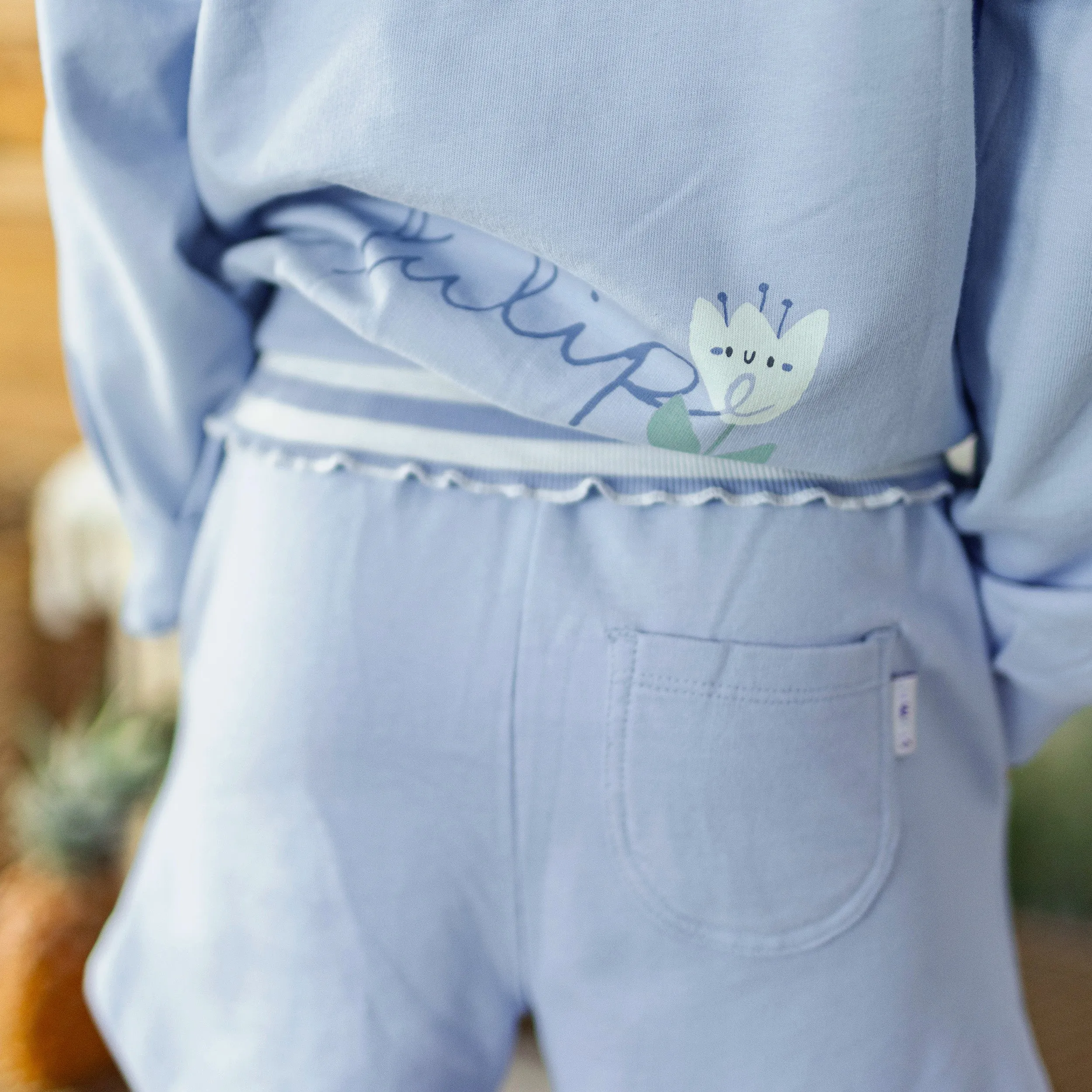 Chandail à capuchon bleu céleste avec motif de tulipe en coton français, enfant || Loose-fitting celestial blue sweater with tulip motif in french cotton, child