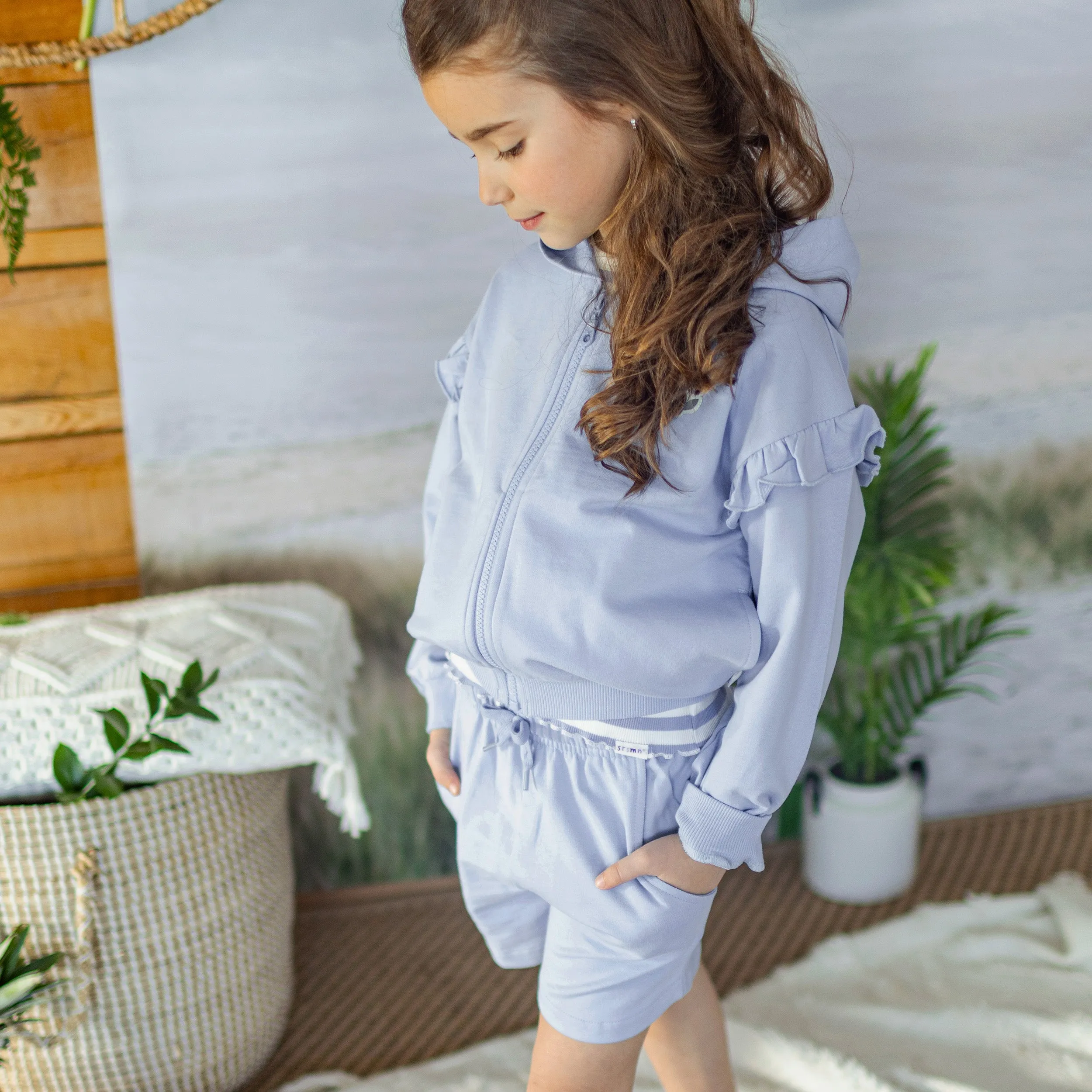 Chandail à capuchon bleu céleste avec motif de tulipe en coton français, enfant || Loose-fitting celestial blue sweater with tulip motif in french cotton, child