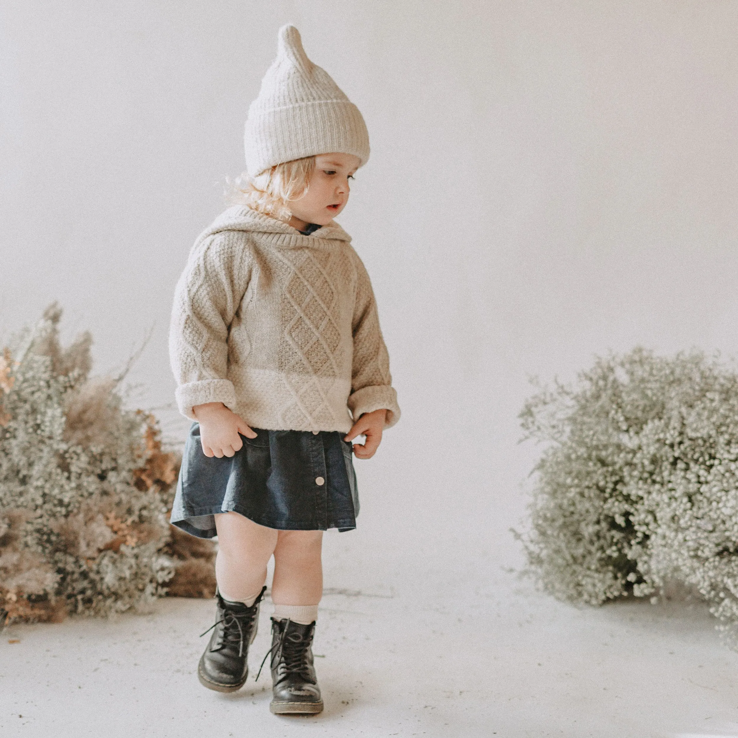 Chandail crème à capuchon de maille en polyester recyclé, bébé || Recycled polyester cream knitted hoodie, baby