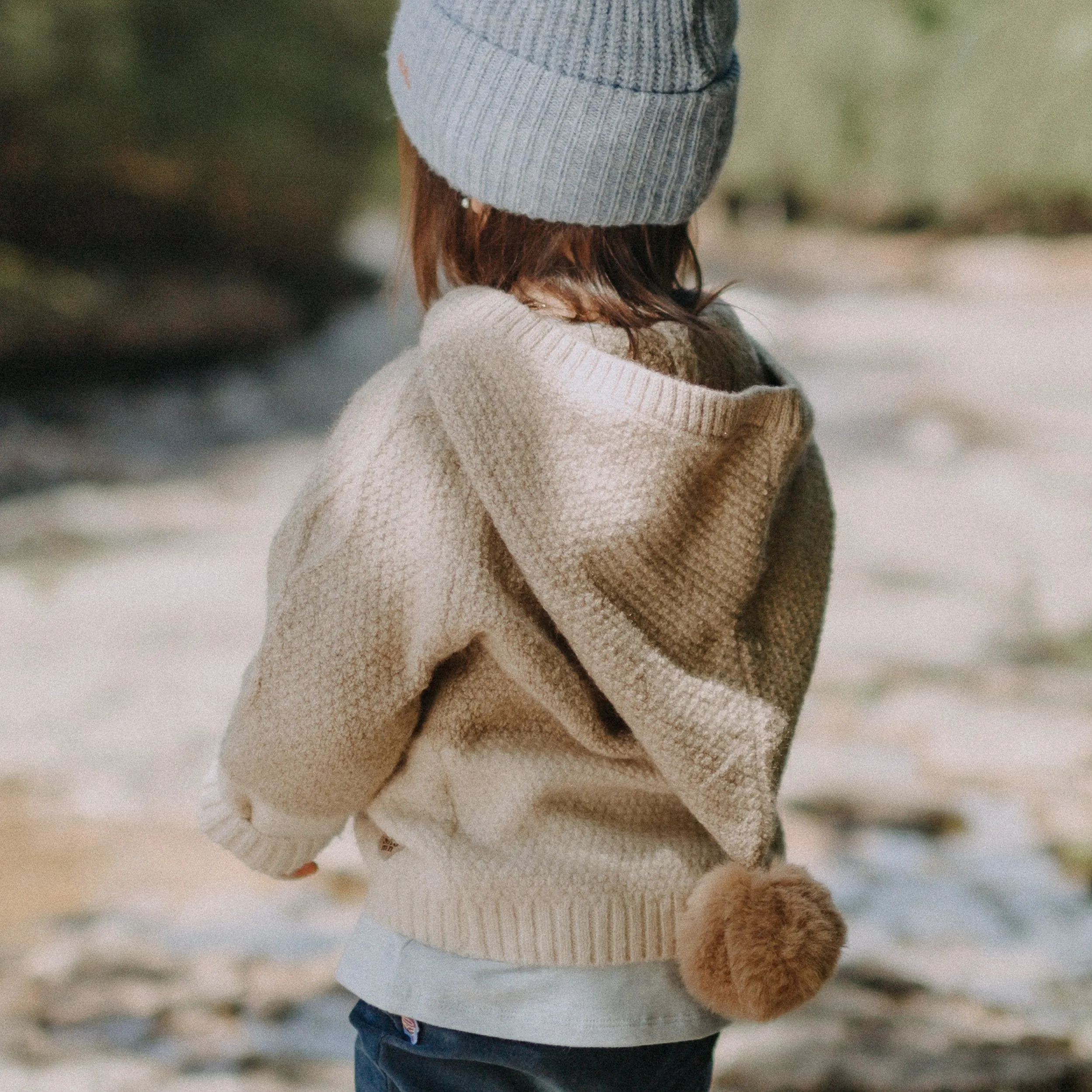 Chandail crème à capuchon de maille en polyester recyclé, bébé || Recycled polyester cream knitted hoodie, baby