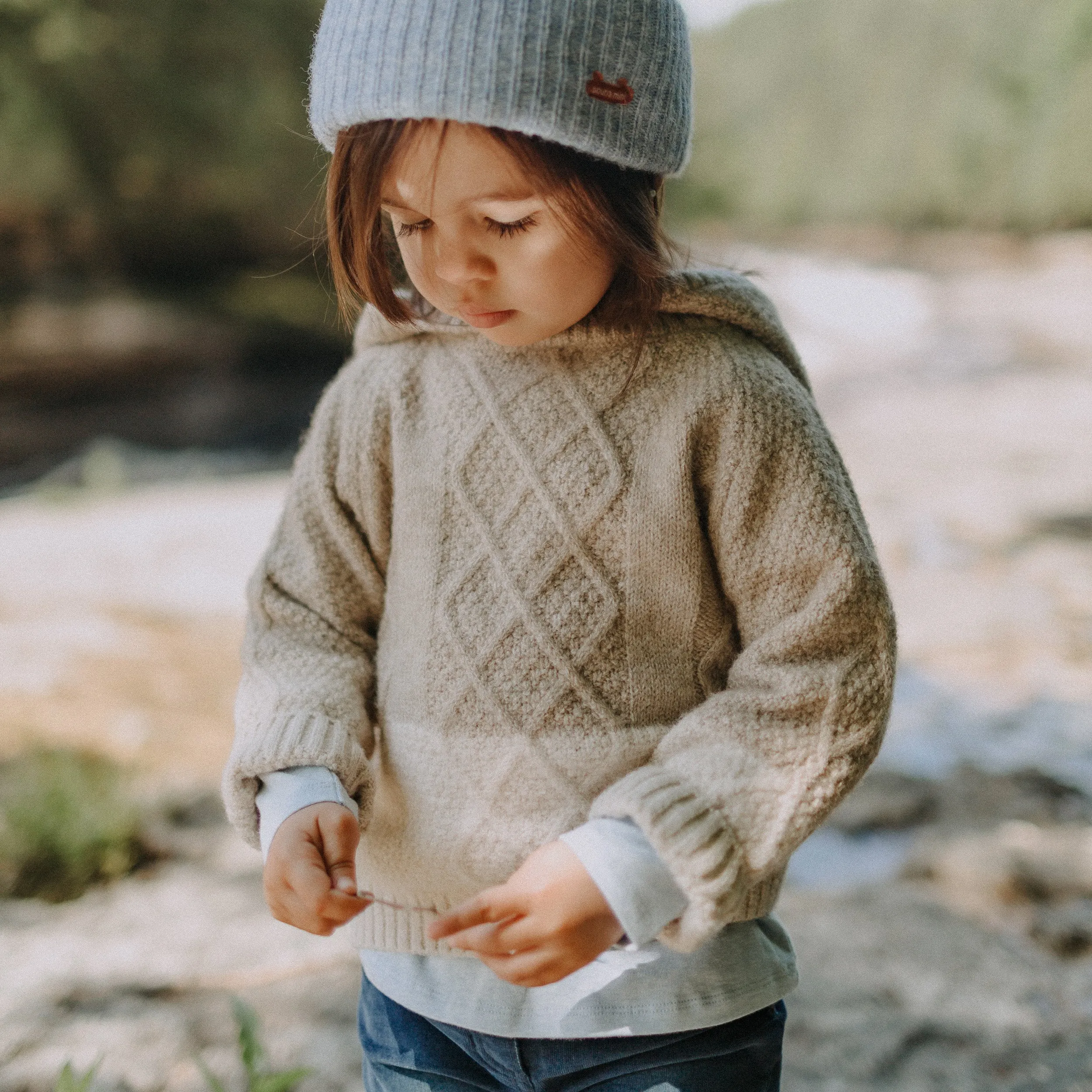 Chandail crème à capuchon de maille en polyester recyclé, bébé || Recycled polyester cream knitted hoodie, baby