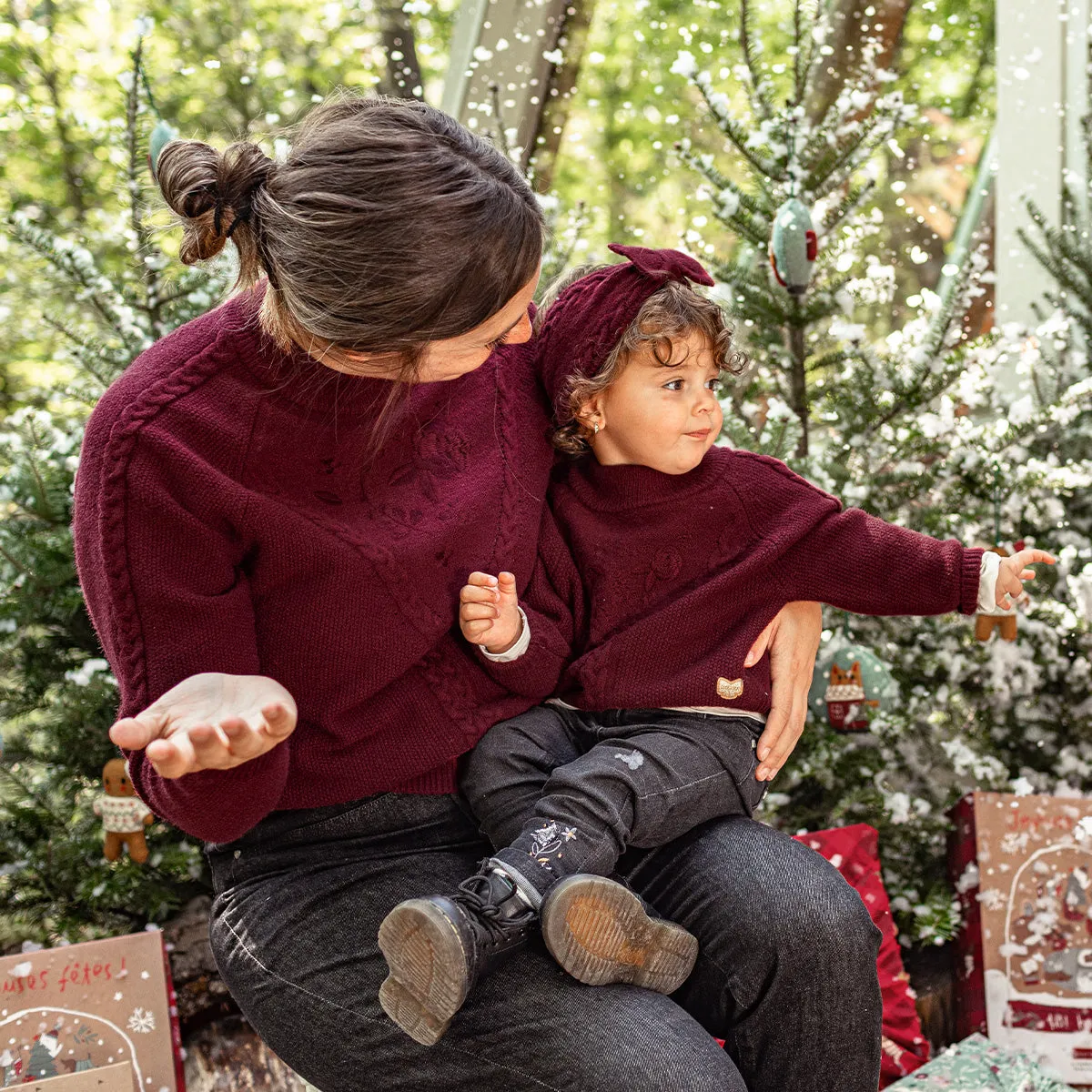 Chandail de maille bourgogne avec broderie et motif tressé, bébé || Long sleeve burgundy sweater with embroideries and braided pattern, baby