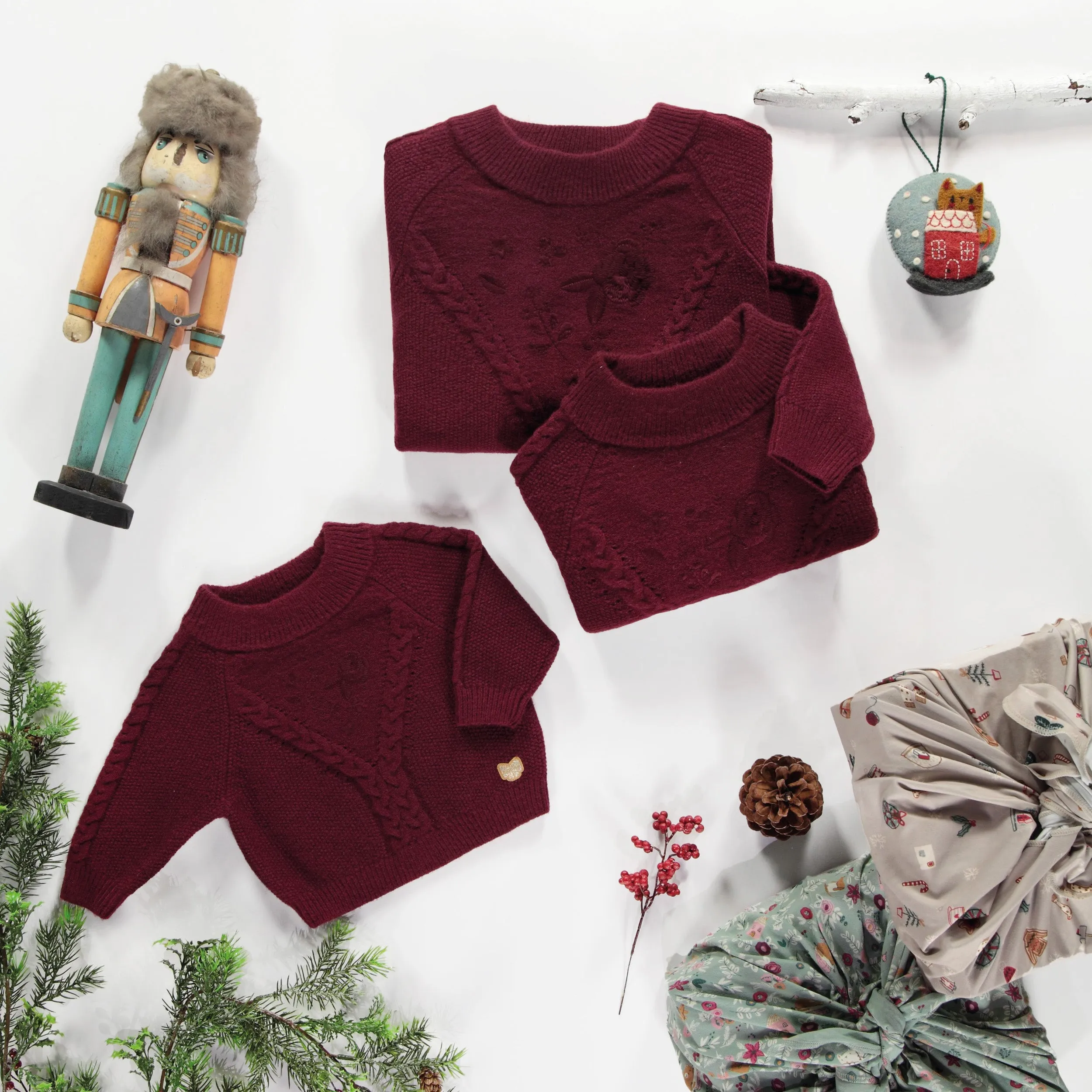 Chandail de maille bourgogne avec broderie et motif tressé, bébé || Long sleeve burgundy sweater with embroideries and braided pattern, baby