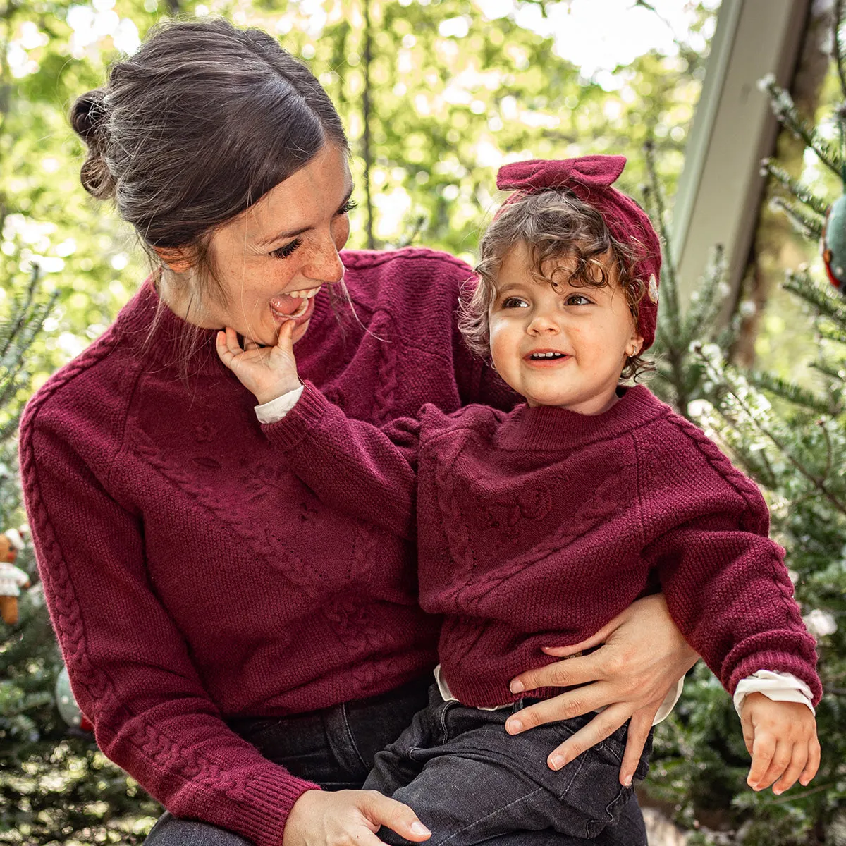 Chandail de maille bourgogne avec broderie et motif tressé, bébé || Long sleeve burgundy sweater with embroideries and braided pattern, baby