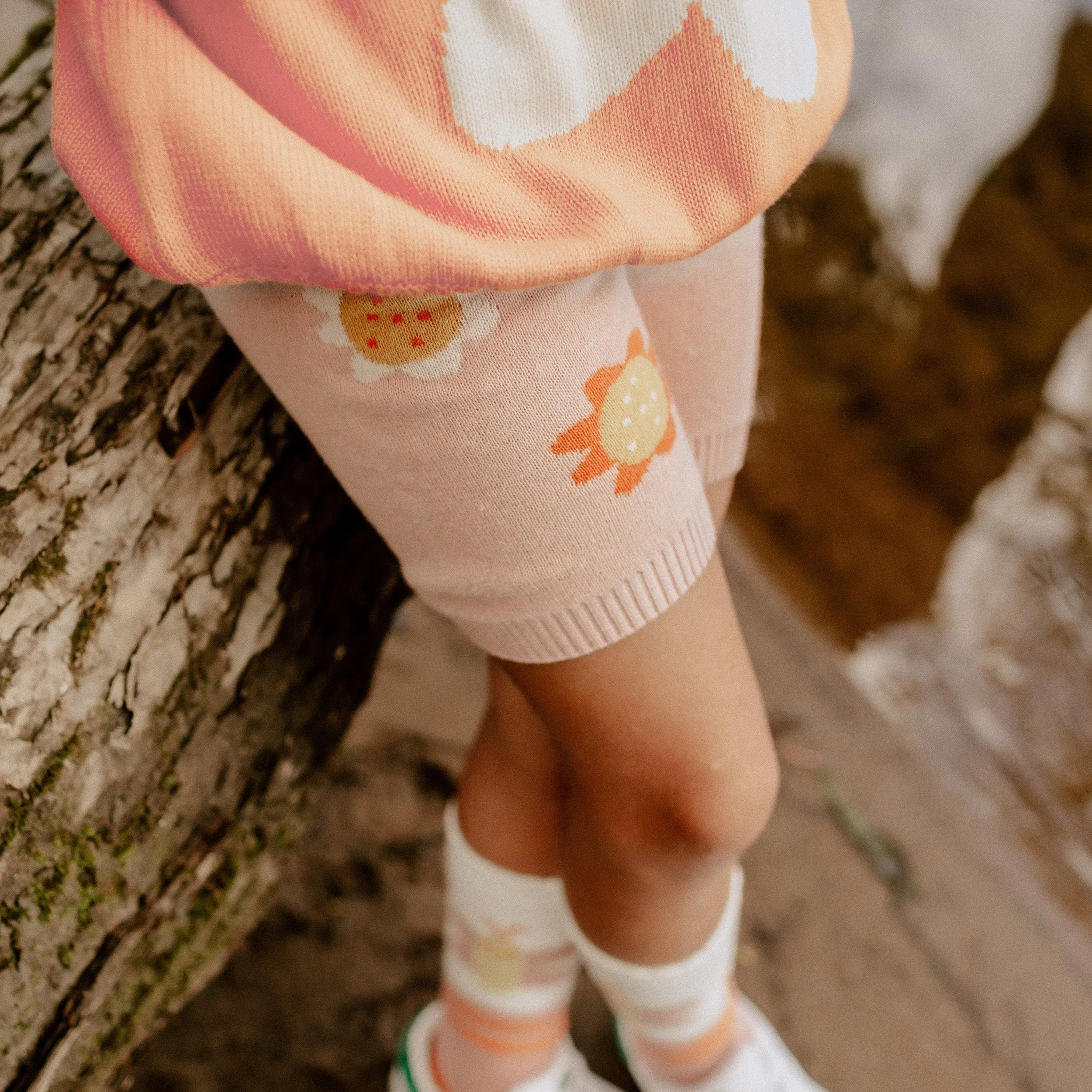Chandail de maille orange avec illustration de fleur, enfant || Pink crewneck with a flower illustration in knitwear, child