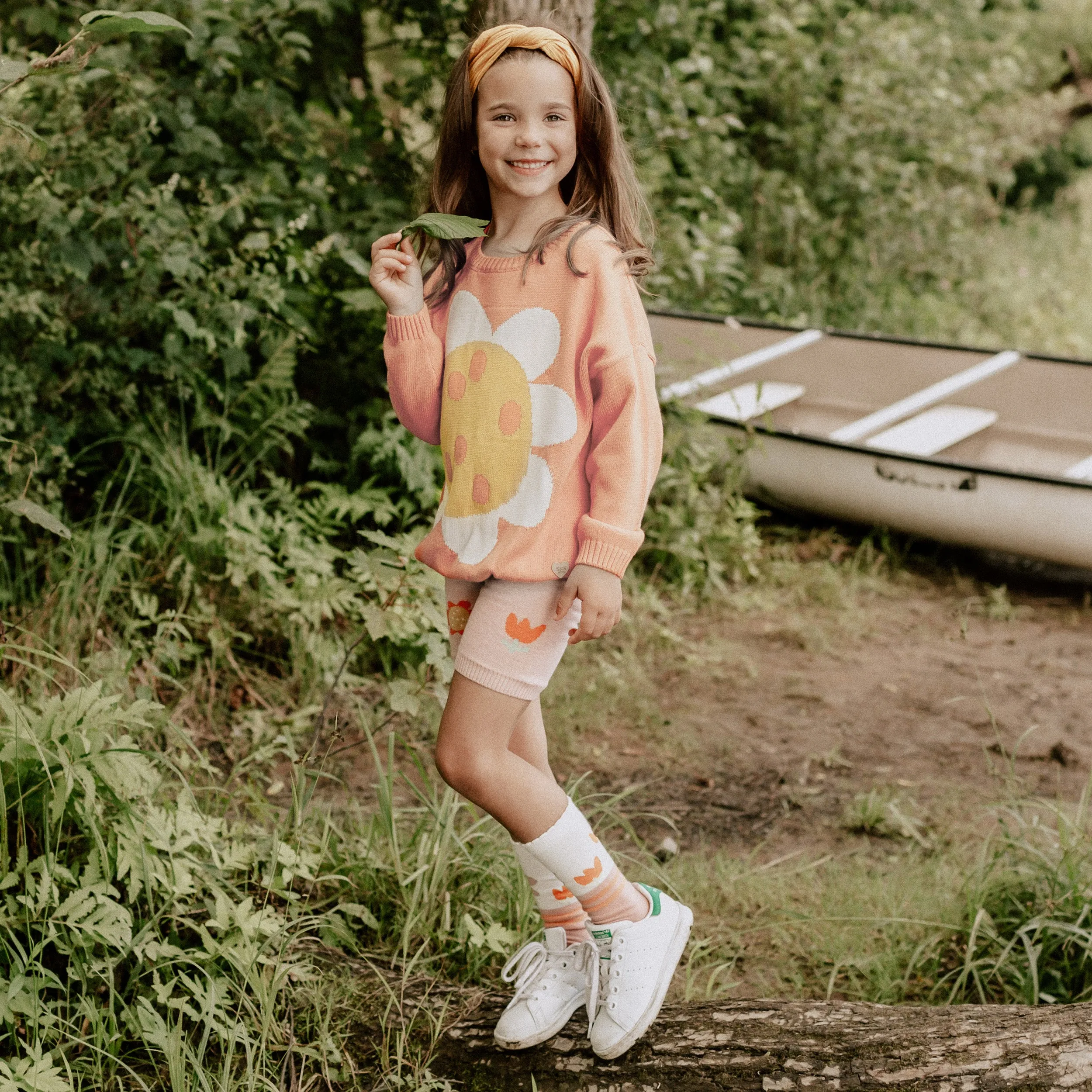 Chandail de maille orange avec illustration de fleur, enfant || Pink crewneck with a flower illustration in knitwear, child