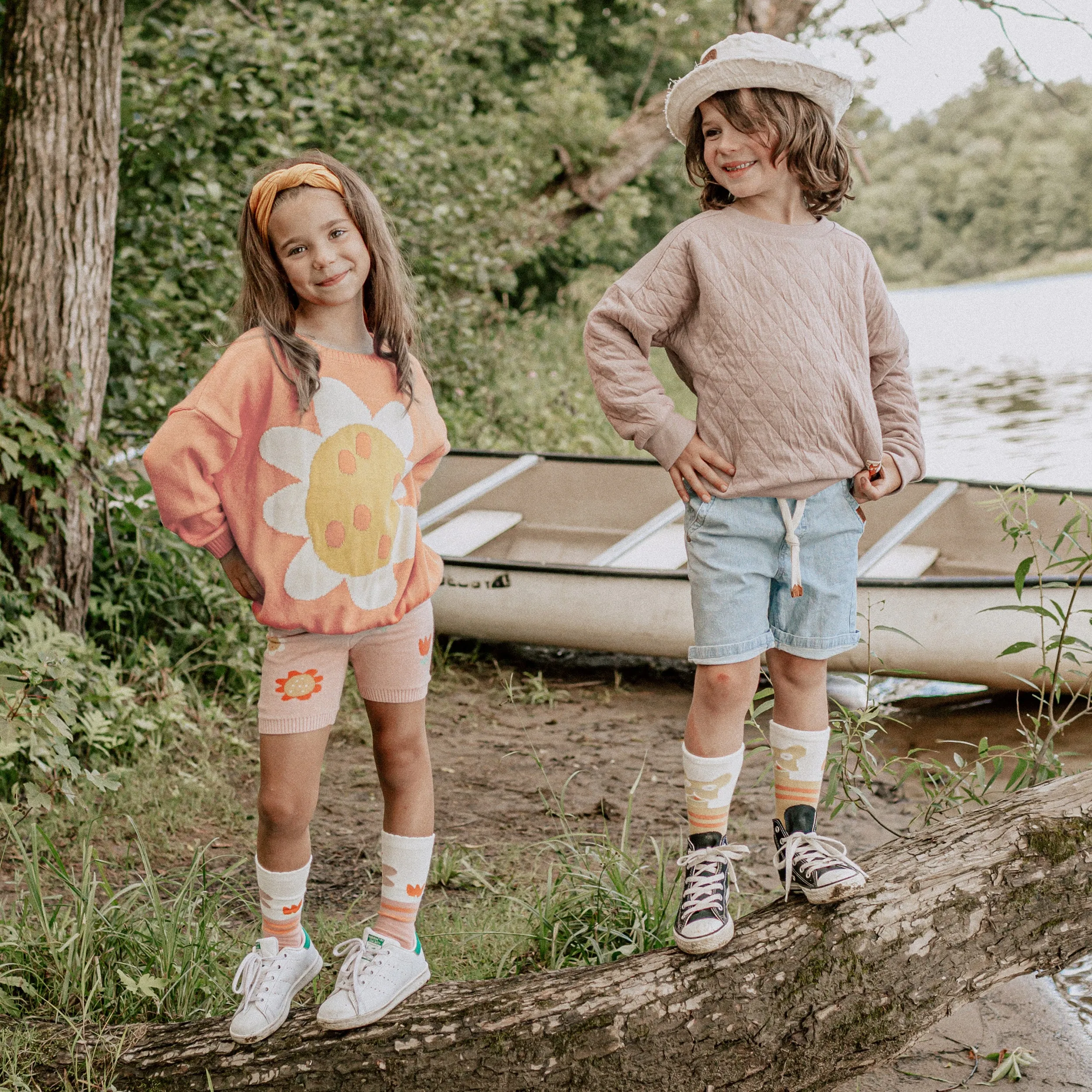 Chandail de maille orange avec illustration de fleur, enfant || Pink crewneck with a flower illustration in knitwear, child