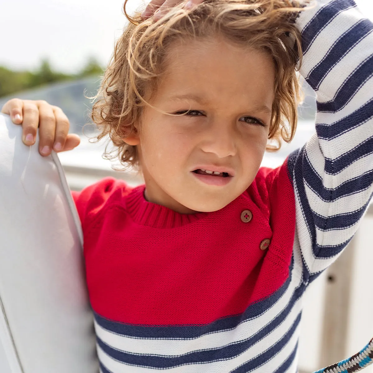 Chandail de tricot rouge, bleu et crème à rayures, enfant || Cream, red and blue striped knitted sweater, child